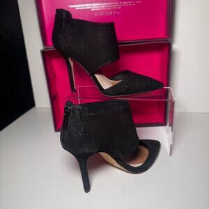 Vince Camuto black pointed toe heels with suede and snake skin detail Size 8M